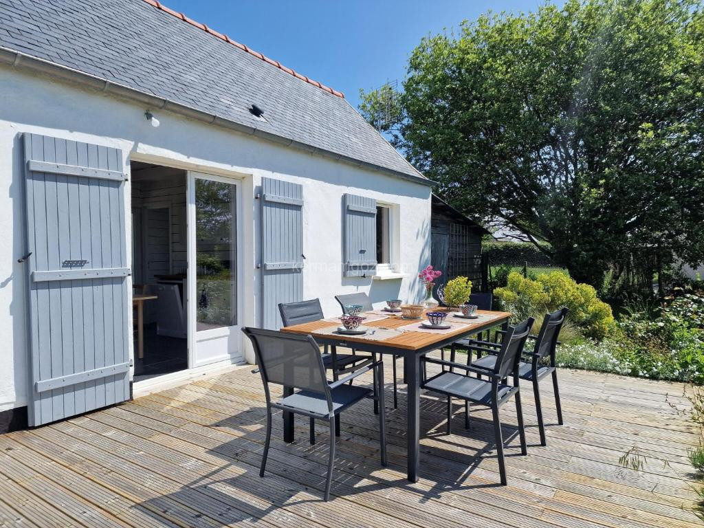 Photo de Comfortable holiday home on large garden plot in Locquirec