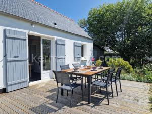 Comfortable holiday home on large garden plot in Locquirec à Locquirec