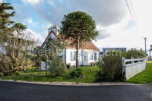 La maison aux volets bleus à 300m de la plage à Locquirec