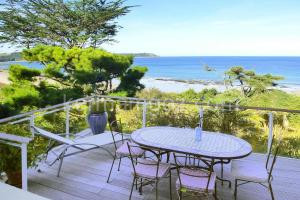 Photo de la Maisons de vacances Beautiful 4 family villa overlooking the beach, cleaning included à Locquirec